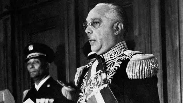 Retrato de Rafael Trujillo dando discurso