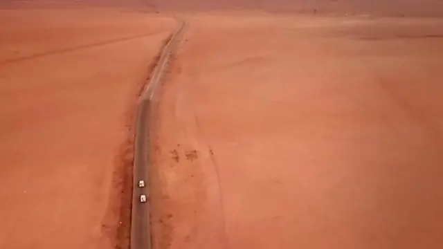 Parte del convoy en el desierto.