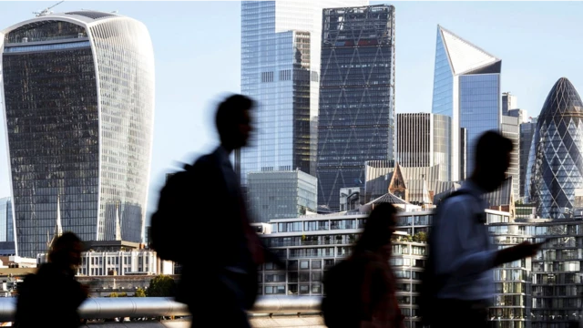 Многим британцам теперь представляется, что традиционная британская способность не поддаваться эмоциям - это нечто старомодное и устарелое. Однако стереотип по-прежнему жив