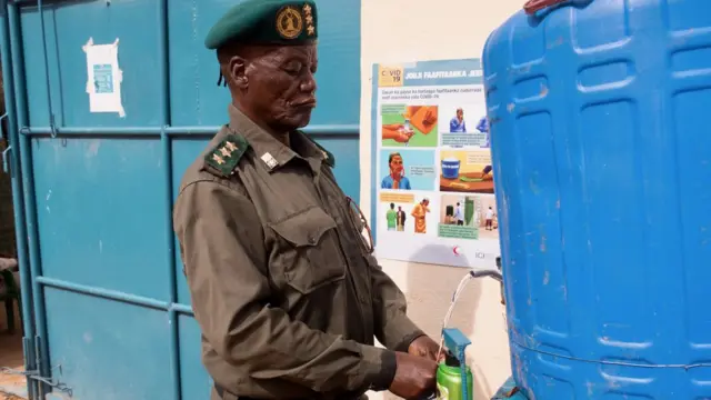 Kabtan Xasan Cali Xasan wuxuu dhaqanayaa gacmaha xilli uu sii galayay Xabsiga Dhexe ee Baydhabo. Goobo gacmaha lagu dhaqdo ayaa laga sameeyay nawaaxiga Xabsiga si looga hortago xanuunka Covid-19.