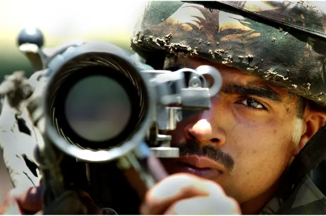 తుపాకీతో భారతీయ సైనికుడు. 2002లో కుప్వారా జిల్లాలో తీసిన చిత్రం