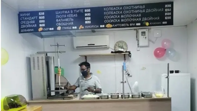 अपने फास्ट फ़ुड रेस्त्रां पर अभीजीत