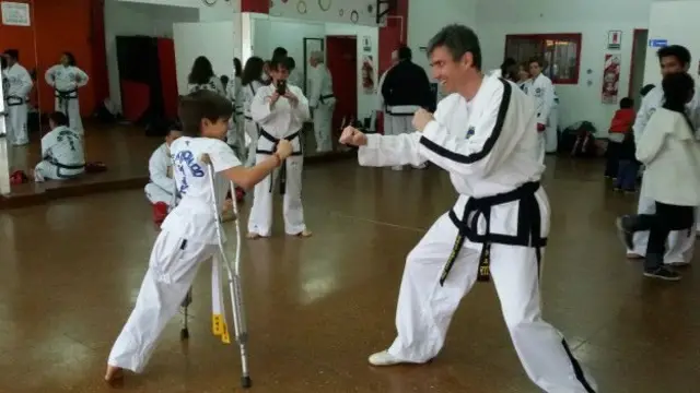 Santiago praticando taekwondo