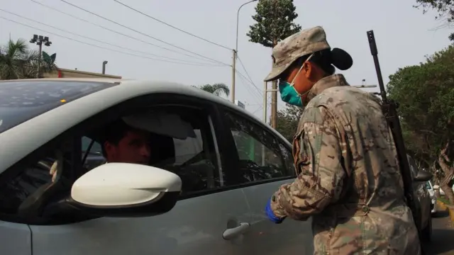 Soldado efectuando control