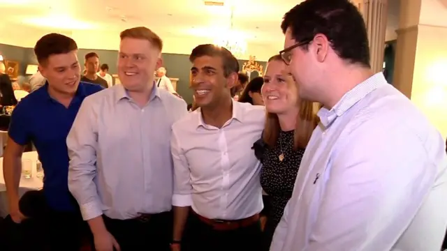 अपने दोस्तों के साथ ऋषि सुनक