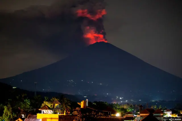 માઉન્ટ આંગુગ જ્વાળામુખીની તસવીર