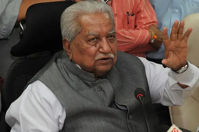 2012માં ગુજરાતના મુખ્ય મંત્રી નરેન્દ્ર મોદી સામે મોરચો માંડ્યો હતો, તેમણે ભાજપના કેન્દ્રીય નેતૃત્વ સામે પણ ગુજરાતમાં નેતૃત્વ બદલવાની રજૂઆતો કરી હતી. અંતે તેમણે ભાજપમાં રાજીનામું આપીને 6 ઑગસ્ટે નવી 'ગુજરાત પરિવર્તન પાર્ટી' શરૂ કરી હતી.