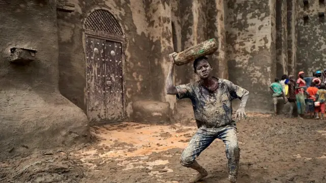 شہر کے باسی ماہر کاریگروں کی نگرانی میں ہر سال اس مسجد کی گارے سے لیپائی کرتے ہیں