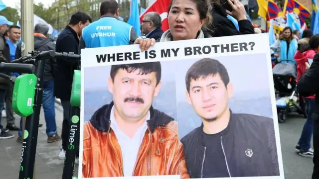 ব্রাসেলসে এক নারী উইগারদের বন্দী করে রাখার প্রতিবাদ জানাচ্ছেন।