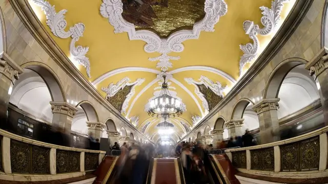 บรรยากาศภายในสถานีคอมโซโมลสกายา (Komsomolskaya) ของรัสเซีย