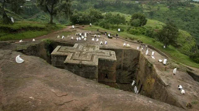 Храм, высеченный в скале