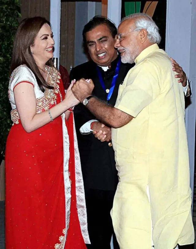 મુકેશ અંબાણી, નીતા અંબાણી સાથે નરેન્દ્ર મોદી
