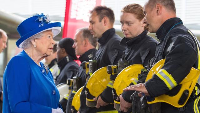 Elizabeth 2ª se encontra com bombeiros durante uma visita ao Westway Sports Centre, em Londres, que serviu de abrigo temporário para aqueles que ficaram desabrigados após o incêndio na Grenfell Tower.