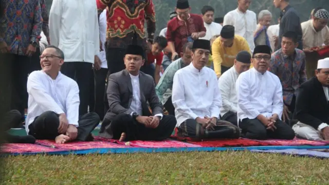 Presiden Joko Widodo melaksanakan salat Idul Adha di Kebun Raya Bogor, bersama Walikota Bogor Bima Arya Sugiarto, Kepala LIPI Laksana Tri Handoko, dan Menteri Sekretaris Negara Pratikno.