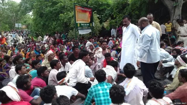 मेळघाटचे माजी आमदार राजकुमार पटेल आदोलकांशी चर्चा करताना.