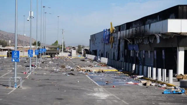El exterior de un supermercado dañado