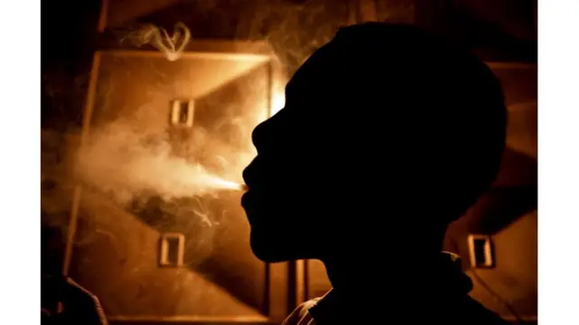 Un adolescent en train de fumer