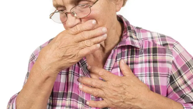 Mujer anciana con dolor