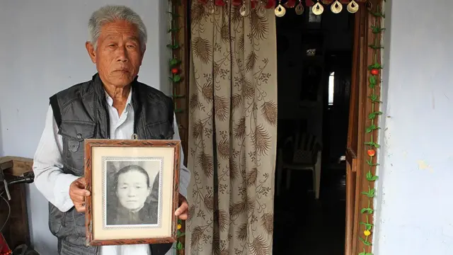 वांग छी अपनी मां की तस्वीर के साथ