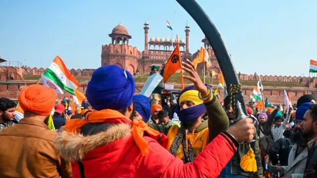 આંદોલનકારીઓ દિલ્હીના લાલ કિલ્લા પાસે પહોંચ્યા હતા અને પ્રદર્શન કર્યું હતું
