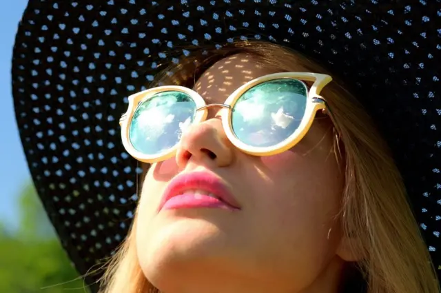 Una mujer mirando al sol