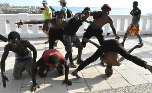 Ku dhawaad 200 oo muhaajiriin ah ayay u suurogashay inay ka gudbaan xadka Morocco, hadda waxay ku dabaaldegayaan xeebta Ceuta dalka Spain.