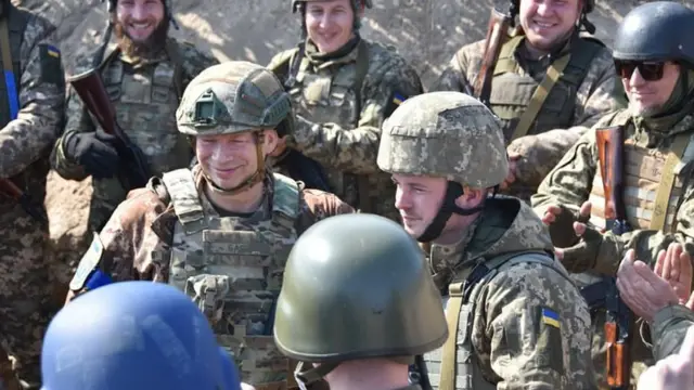 Командувач оборони Києва та області - командувач Сухопутних військ генерал-полковник Олександр Сирський на позиціях під столицею