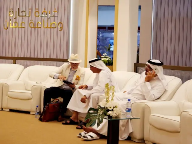 خبرگزاری رویترز تعداد نفرات هیئت تجاری امارات در نمایشگاه دمشق را دستکم ۴۲ نفر اعلام کرده است