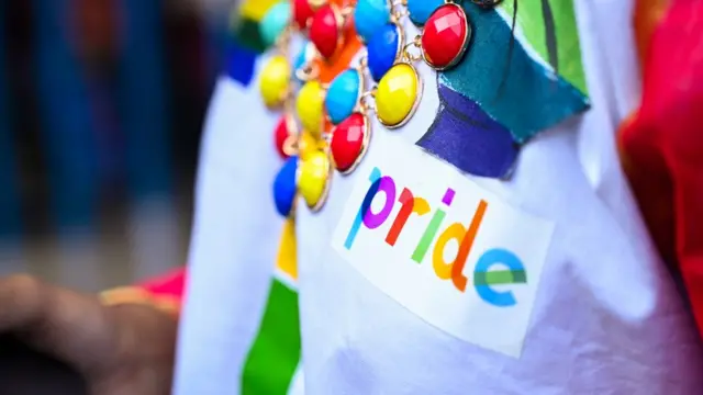 "தன்பாலின திருமணங்களுக்கு சட்டப்பூர்வ அங்கீகாரம் வேண்டும்