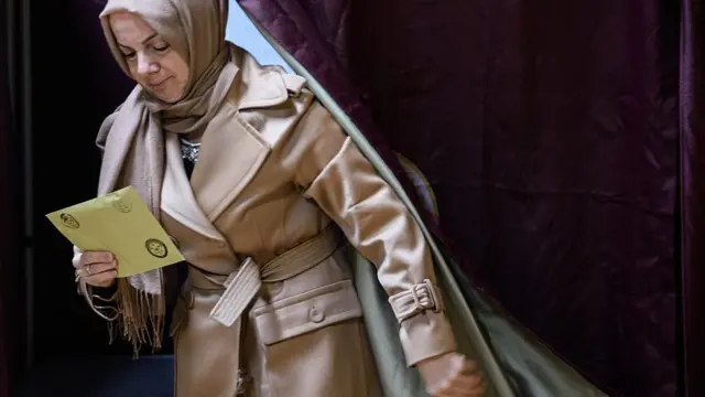 1 Kasım seçimlerinde bir kadın oy kullanıyor