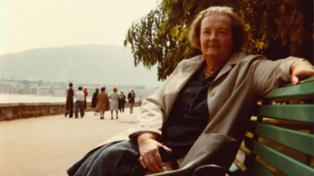 Елена Сикорская на берегу Женевского озера