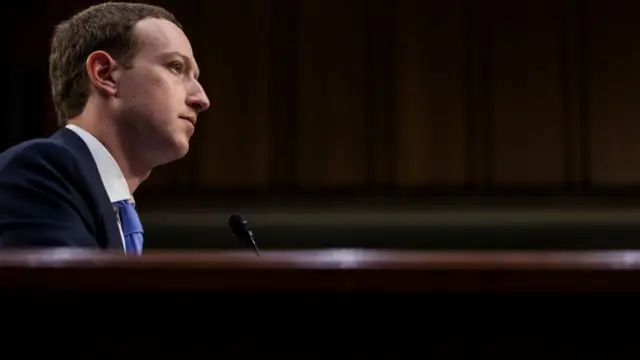 Zuckerberg testificando.