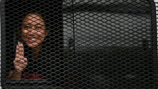 ภัสราวลีบนรถผู้ต้องหาขณะถูกควบคุมตัวมาศาลแขวงปทุมวันเพื่อขออำนาจศาลฝากขัง