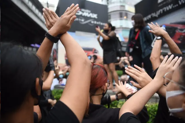 มีการฝึกให้มวลชนใช้ภาษามือในการสื่อสารระหว่างกันในกรณีพบเหตุที่ไม่ปกติ