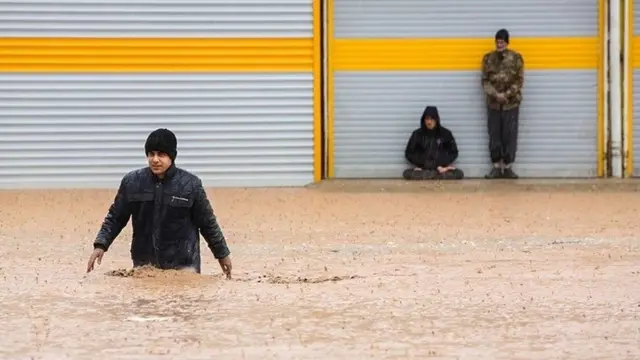 دغه تصویر کې د لرستان په نامه سیمې اوسېدونکي لیدل کېږي، چې سېلابونو دغې سیمې ته دروند زیان اړولی دی