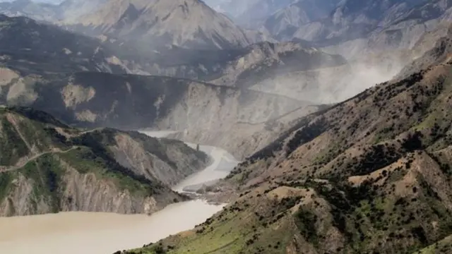 تدفق مياه السد بسبب الانهيارات الطينية