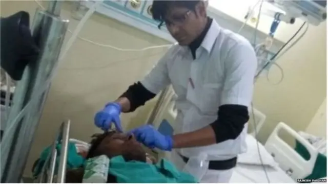 క్షతగాత్రులకు చికిత్స చేస్తున్న వైద్యులు