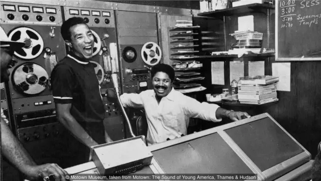 羅賓遜在錄音室裏開懷大笑。