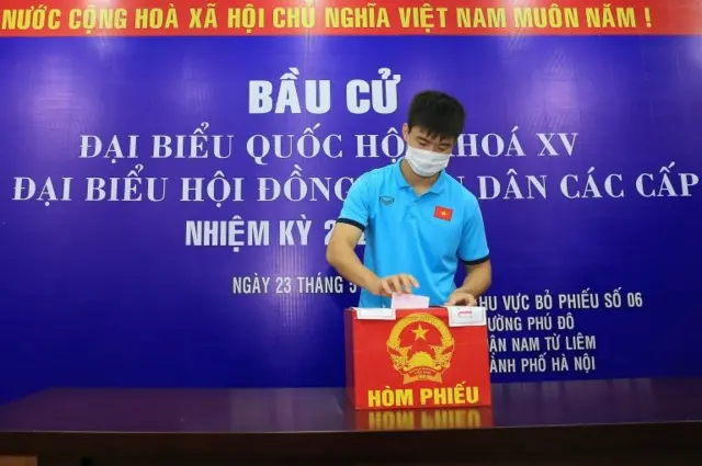 Cầu thủ Việt Nam tham gia bỏ phiếu bầu Quốc hội hôm 23/5