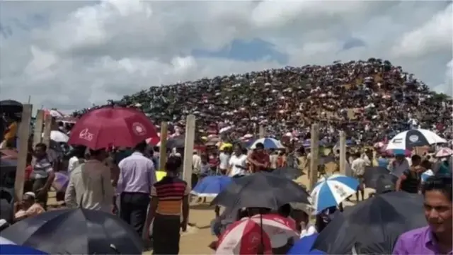 মিয়ানমার সেনাবাহিনীর নির্যাতনের মুখে জীবন বাঁচাতে পালিয়ে আসা রোহিঙ্গাদের সমাবেশ