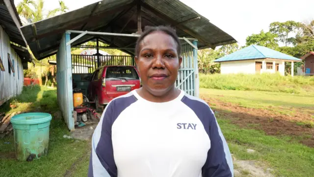 Yustina, warga yang tinggal dekat dengan pembangunan dapur MBG di Burmeso, Mamberamo Raya. 