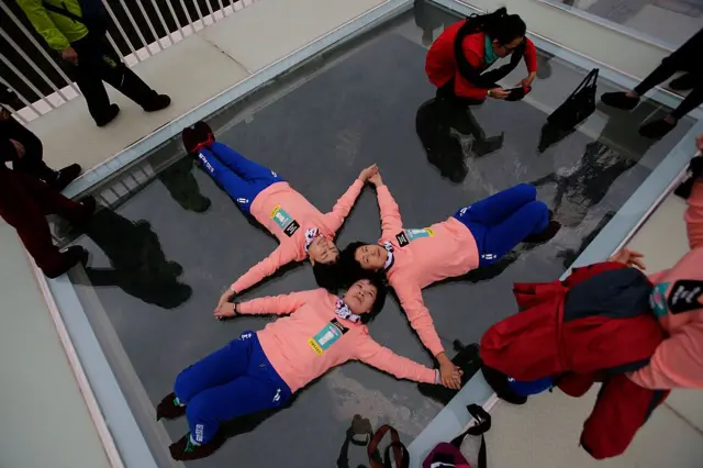 কাঁচের সেতুতে শুয়ে পড়ে ছবি তোলেন অনেক পর্যটক