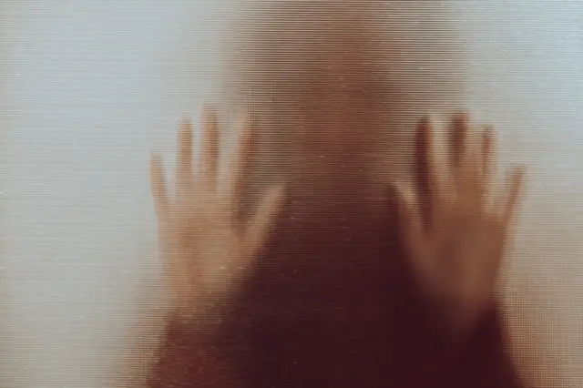 નકલી અધિકારીએ મહિલા મૉડલને ફસાવ્યાં