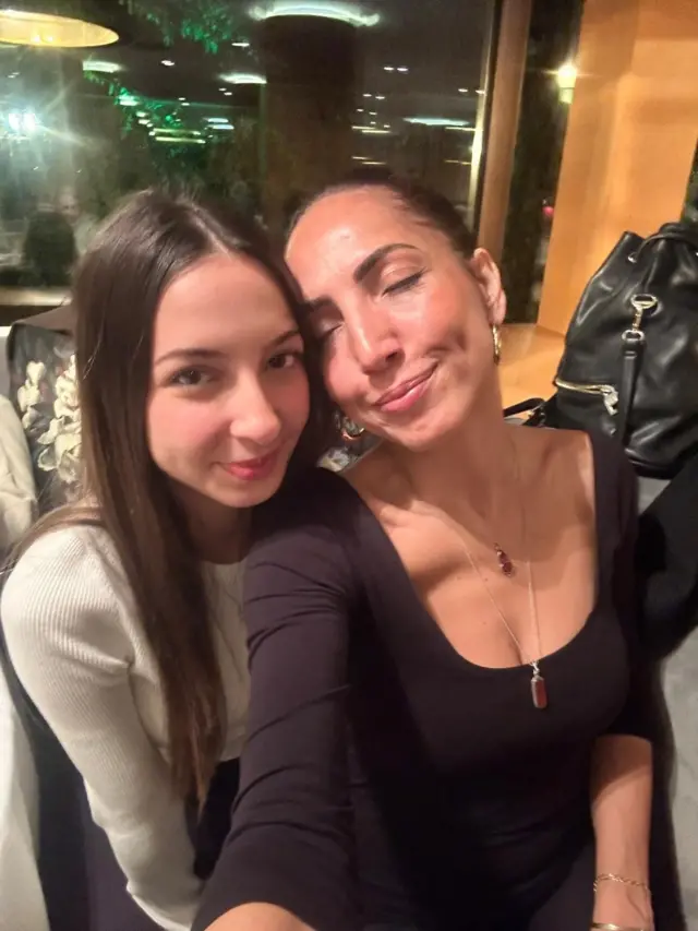 Müge ve Özüm Karataşlı'nın fotoğrafı.