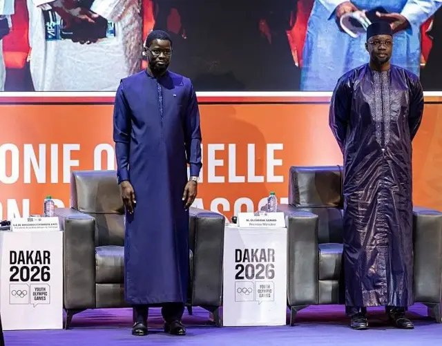 Le président sénégalais Bassirou Diomaye Faye (au centre) et le Premier ministre sénégalais Ousmane Sonko (à droite) assistent à la cérémonie de présentation d'Ayo, la mascotte des Jeux olympiques de la jeunesse de Dakar 2026, au Grand Théâtre de Dakar, le 31 octobre 2025. 