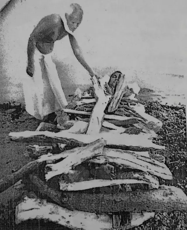 ছেলে নীরজ মোদীর চিতায় লাকড়ি ঢালছেন বাবা রাজারাম মোদী।