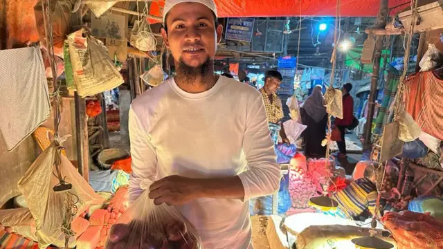 বাড়তি দামের কারণে প্রয়োজনের চেয়ে কম পেঁয়াজ কিনছেন অনেকেই