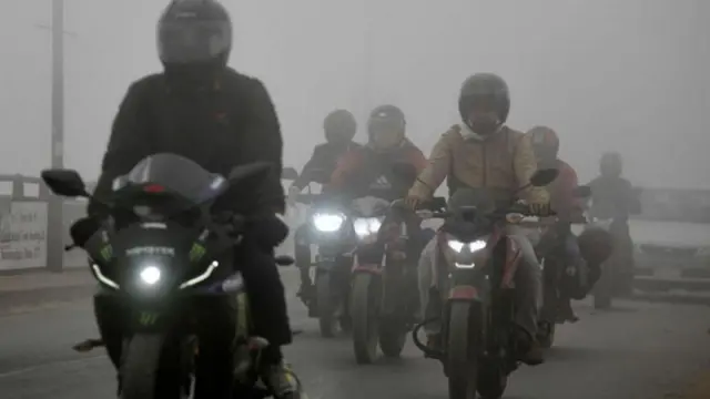 ঘন কুয়াশার কারণে সড়ক যোগাযোগে বিঘ্ন ঘটতে পারে বলে জানিয়েছে আবহাওয়া অধিদপ্তর