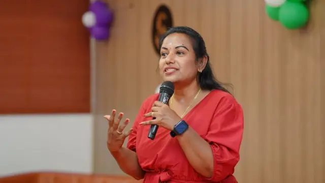 Pushpa kenan ke magana a wajen wani taro