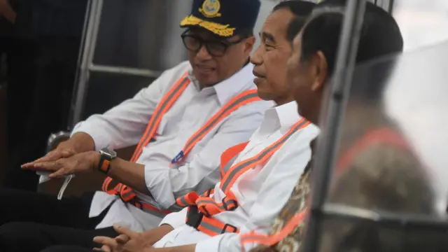 Presiden Joko Widodo (tengah) didampingi Menko Kemaritiman dan Investasi Luhut Binsar Pandjaitan (kanan) dan Menteri Perhubungan Budi Karya Sumadi (kiri) menumpang KRL Commuter Line Jakarta 